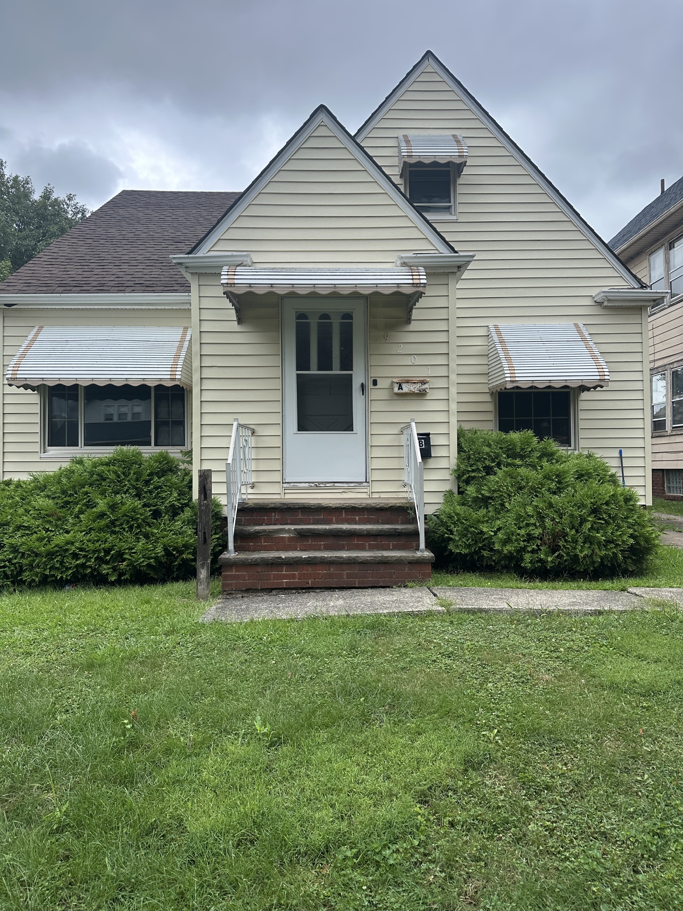 9201 Bancroft Avenue - Downstairs